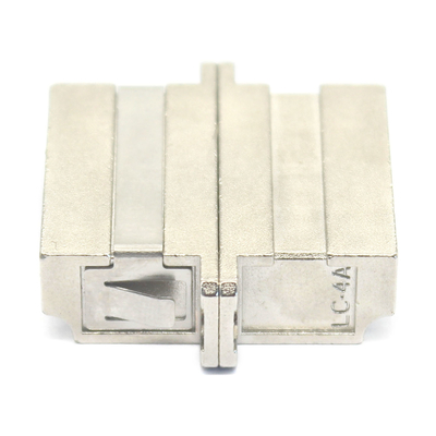 Совместимый с сетью 4G LC UPC Quadruplex Fiber Optic Adapter с фланцем в металлическом корпусе